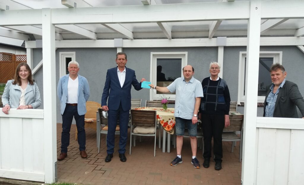 Lebenshilfe-Wohngruppe "Klosterkamp" bekommt Gartenmöbelzuschuss